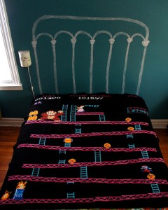 Eine Bettdecke mit dem Spiel Donkey Kong gestrickt.